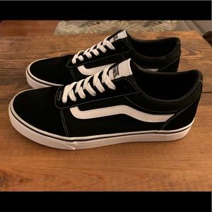 Men’s Vans size 9.5 in excellent condition!